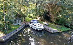 Waterside Cottage - Hot Tub, Mooring, Arcade, Bar